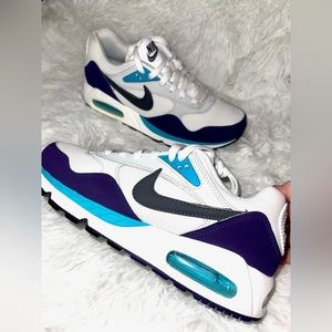 Women’s Nike sneakers
